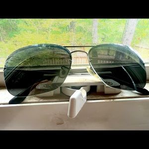 Ray ban sunglasses w/ interchangeable lens. Three shades of protection. Unisex